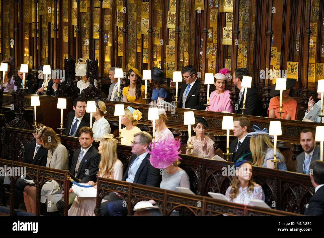 (Da sinistra a destra, indietro riga) George Clooney, Amal Clooney, Silver Tree, Abramo Prelievo, Celine Khavarani, Markus Anderson, Janina Gavankar, e Jill Smoller non identificato e gli ospiti di prendere i loro posti a sedere alla cappella di San Giorgio al Castello di Windsor per le nozze del principe Harry a Meghan Markle. Foto Stock