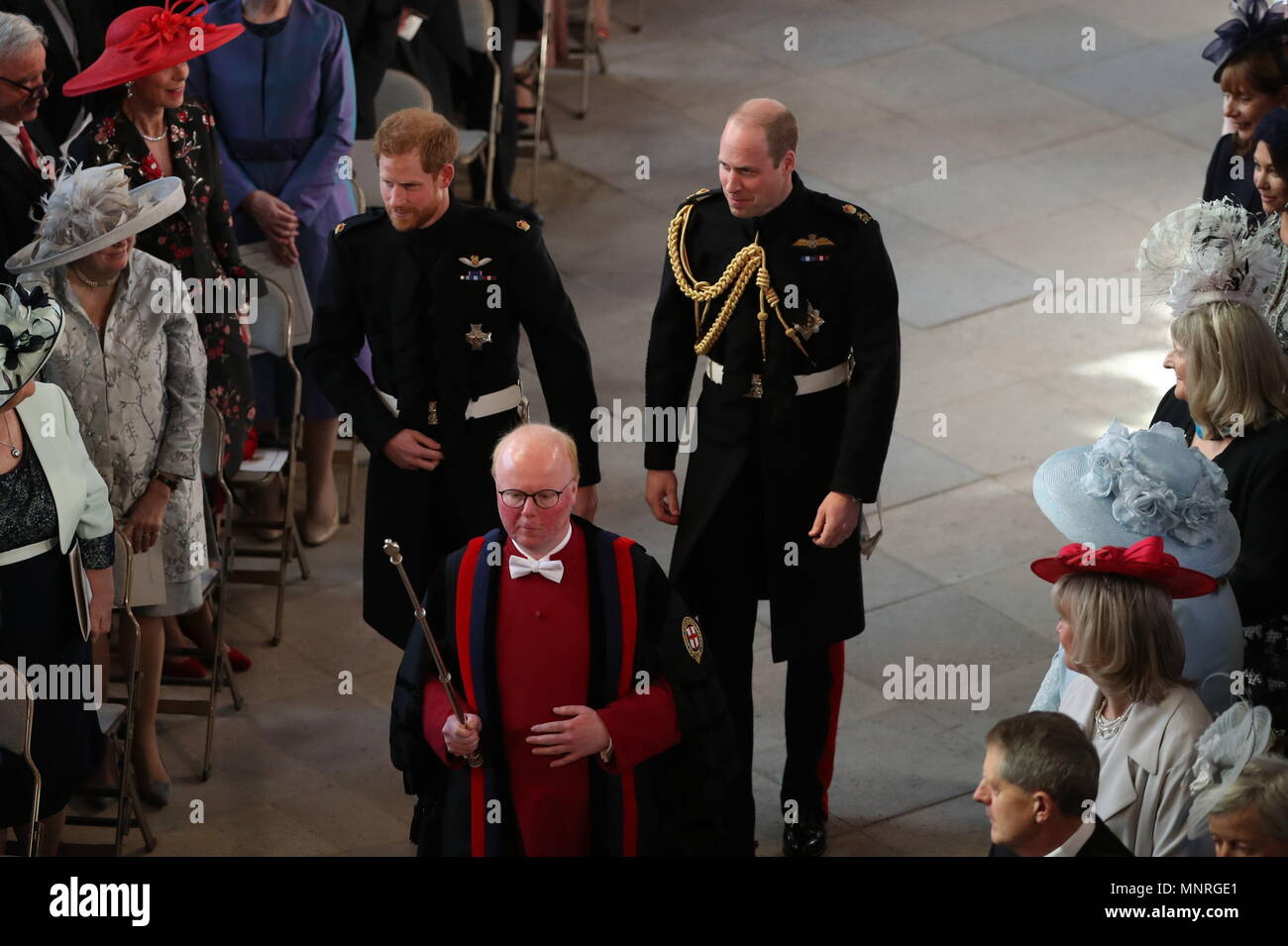 Il principe Harry (sinistra) cammina con il suo uomo migliore, il Duca di Cambridge, come egli arriva alla cappella di San Giorgio al Castello di Windsor per le sue nozze a Meghan Markle. Foto Stock