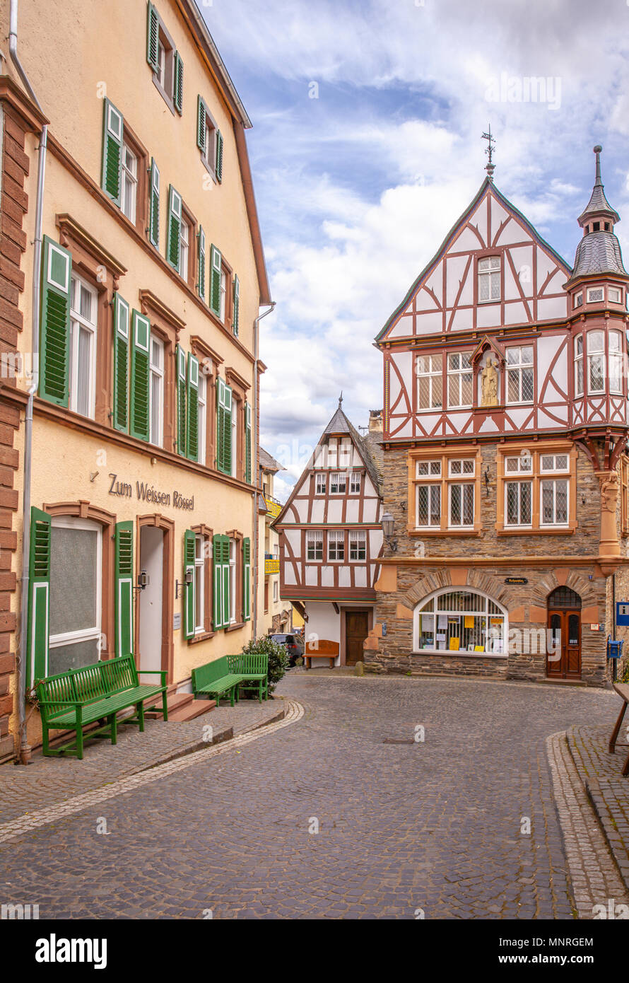 Villaggio Urzig sulla Mosella tra il fiume Mosella e i vigneti della Renania Palatinato Germania Foto Stock