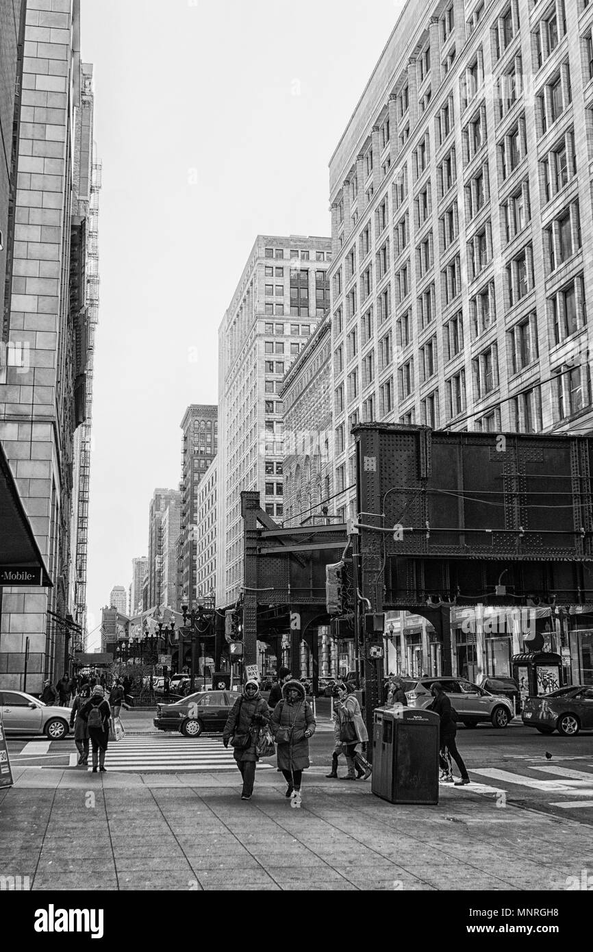 Treno di elevata via l'esecuzione di loop down street a Chicago, Stati Uniti d'America Foto Stock