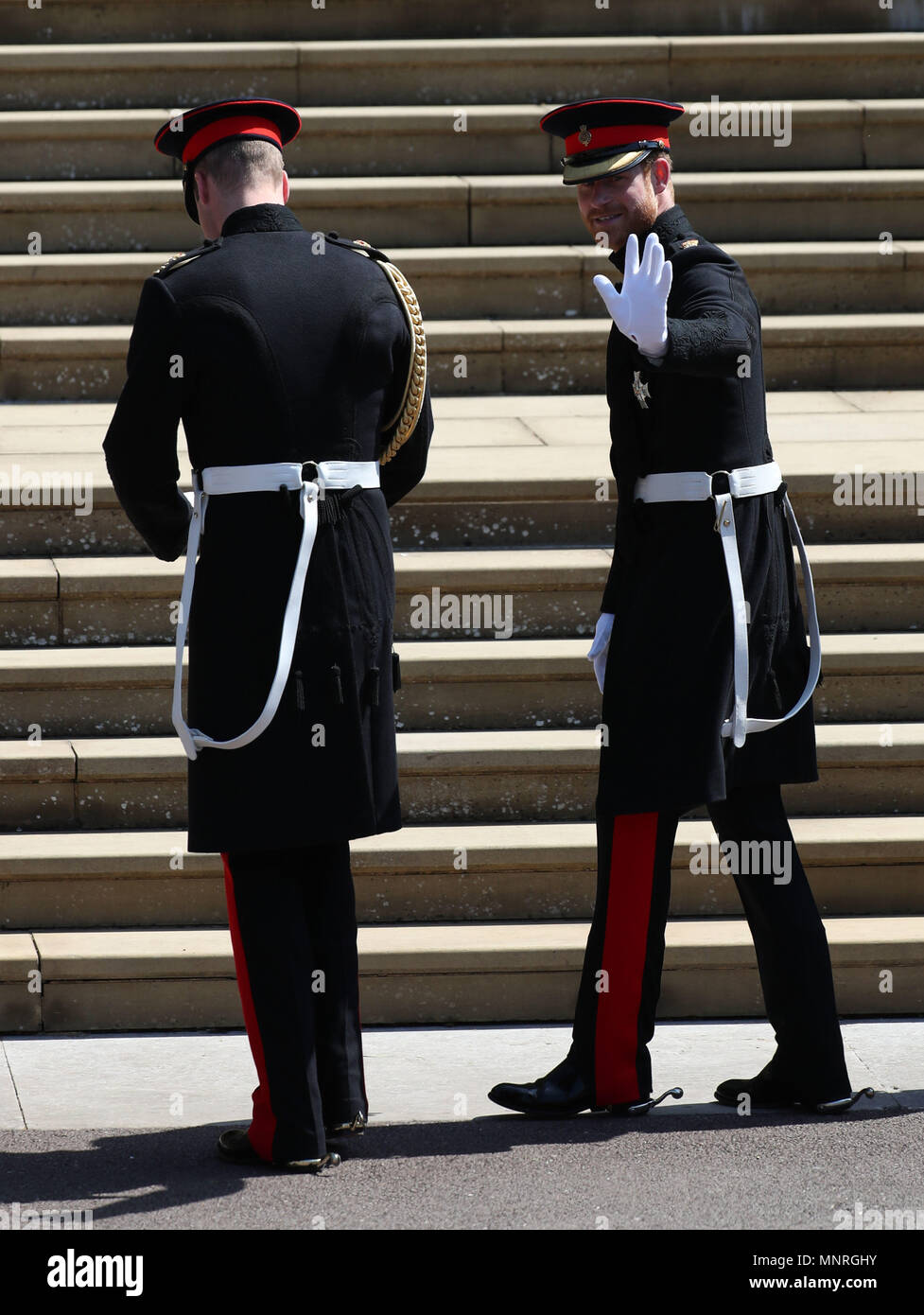 Il principe Harry cammina con il suo uomo migliore, il Duca di Cambridge, come egli arriva a alla cappella di San Giorgio al Castello di Windsor per le sue nozze con Melissa Markle. Foto Stock