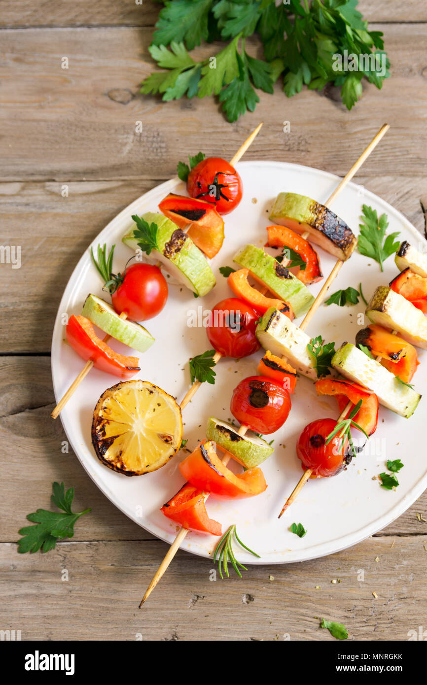 Grill vegetariano. Gli spiedini di verdure servita su un tavolo di legno, vista dall'alto. Foto Stock