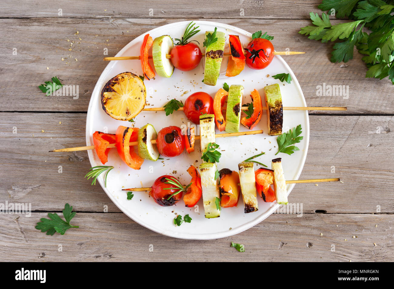 Grill vegetariano. Gli spiedini di verdure servita su un tavolo di legno, vista dall'alto. Foto Stock