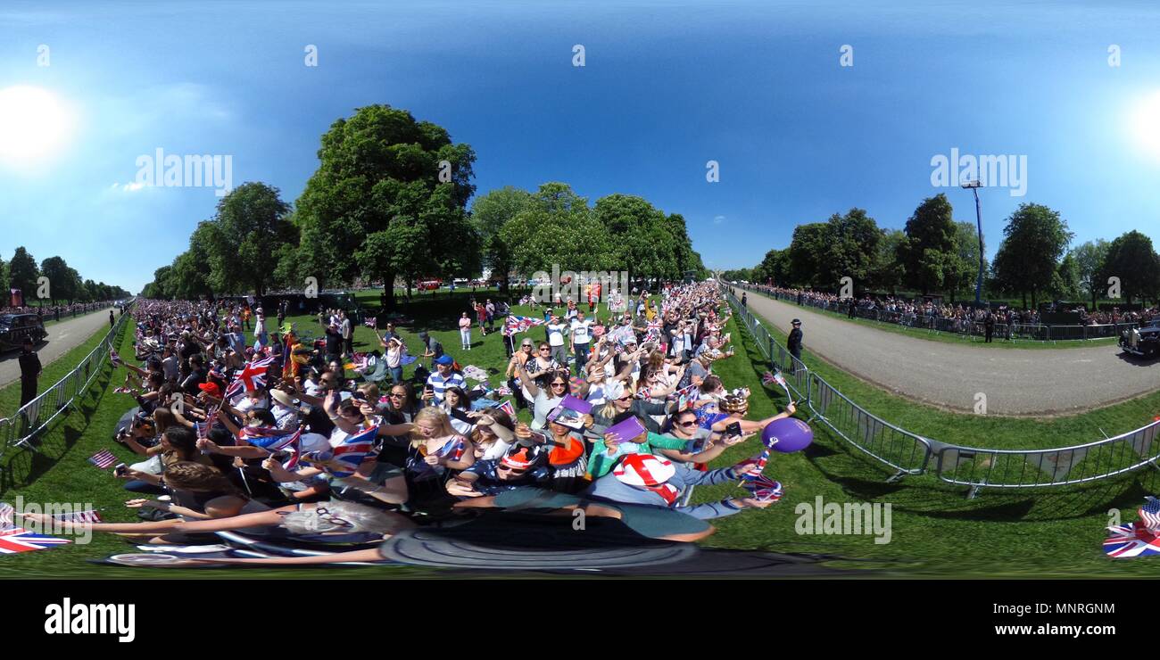 Una vista a 360 gradi della royal ventilatori lungo la camminata lunga come il convoglio di vetture scortando Meghan Markle lasciare per le nozze del principe Harry e Meghan Markle nel Castello di Windsor Foto Stock