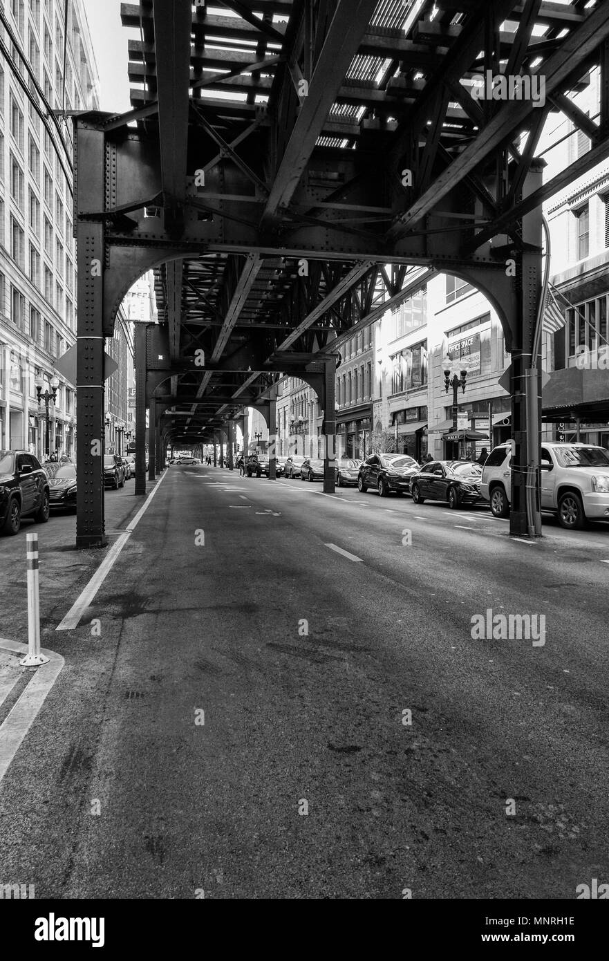 Treno di elevata via l'esecuzione di loop down street a Chicago, Stati Uniti d'America Foto Stock