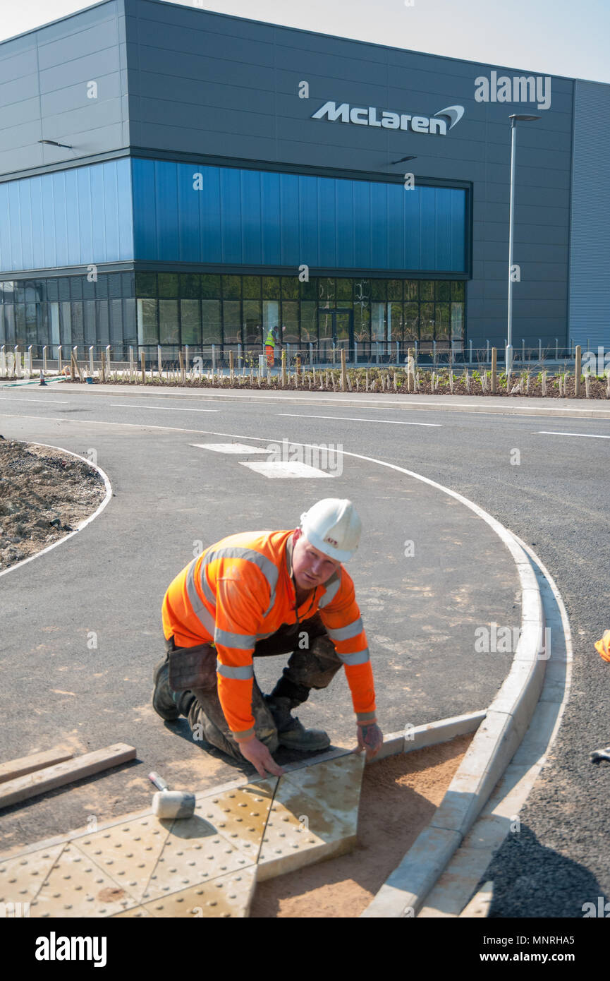 WORKMAN posa di pietre per pavimentazione Foto Stock