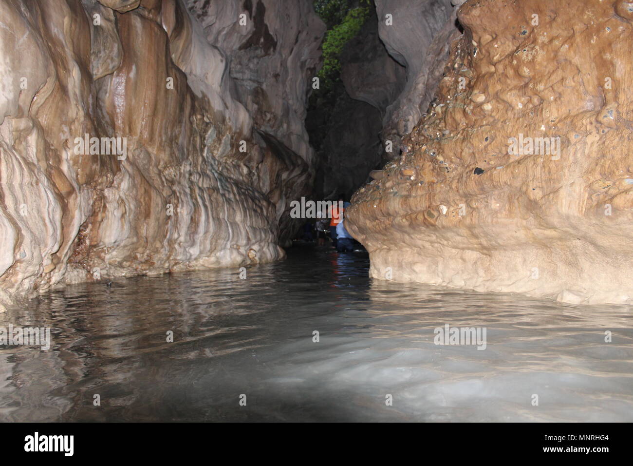 Del rapinatore grotta.Talvolta la natura acquisisce le immagini migliori mai c'è. Il rapinatore della grotta è uno di quei rari luoghi.ladri grotta migliori picnic. Foto Stock