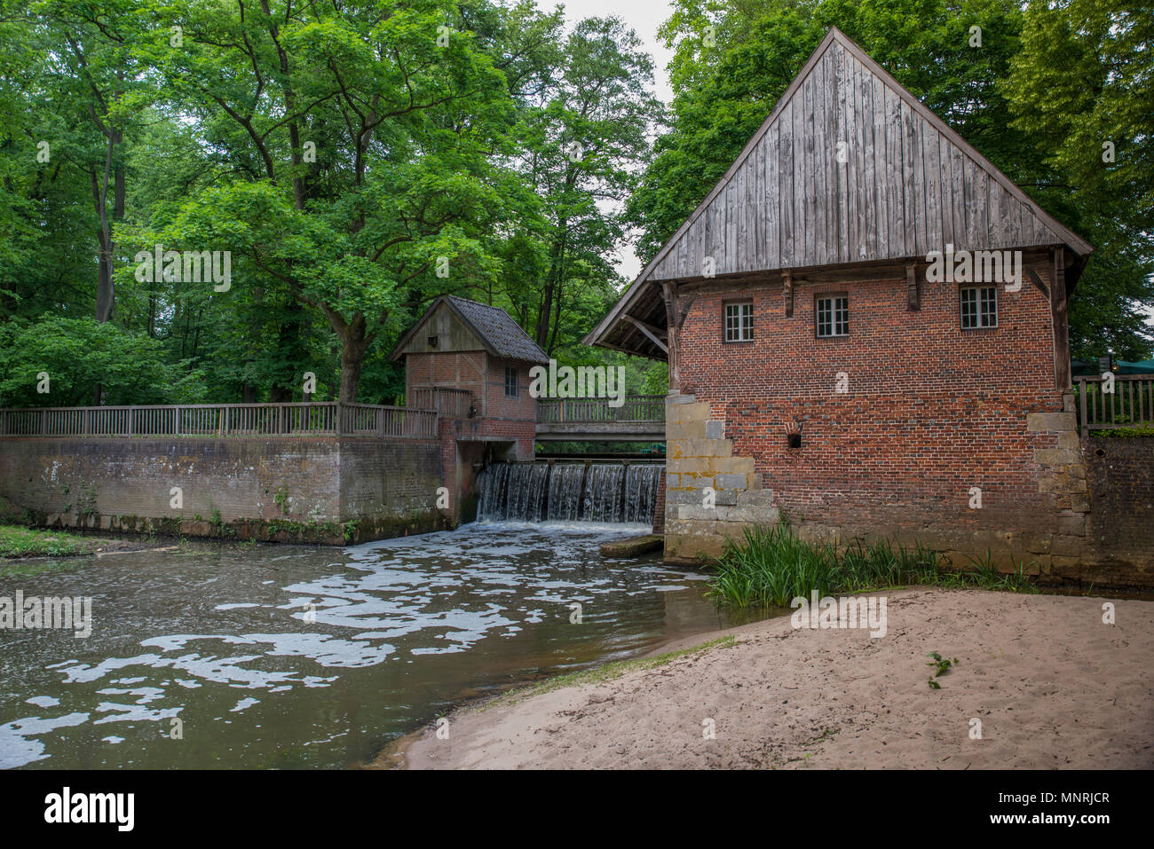 Piccolo fiume storico con ruota a pale in Haarmuhle, in Germania, in Europa, questo è ancora funzionante e più di 400 anni Foto Stock