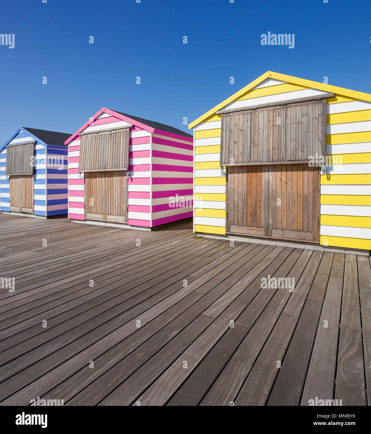 Pittoresca spiaggia di capanne Hastings Pier. Foto Stock