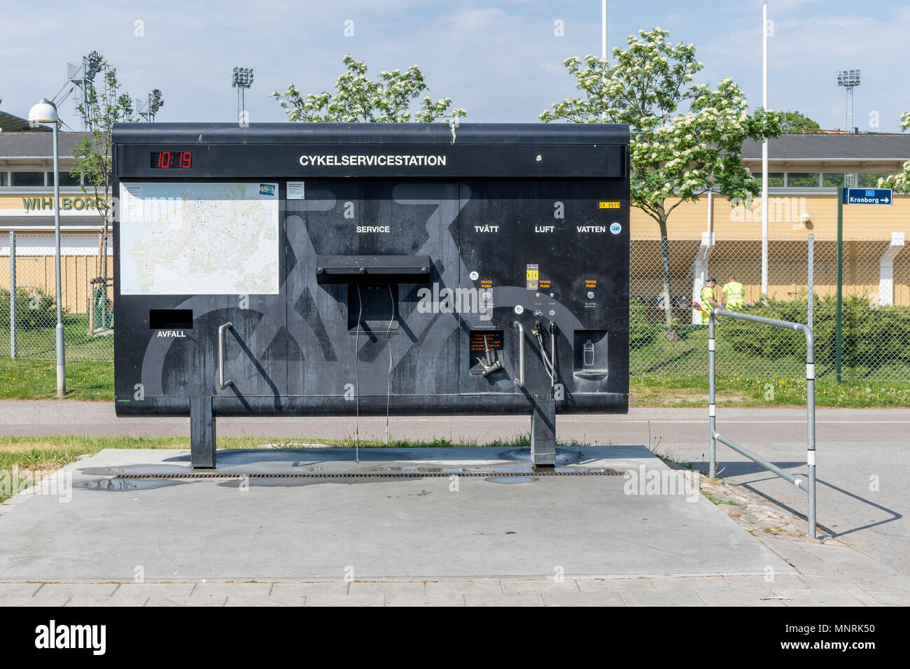 Ciclo di stazione di servizio sul ciglio della strada con attrezzature per pompare i tuoi pneumatici, lavare la bici e rabboccare la bottiglia dell'acqua. Foto Stock