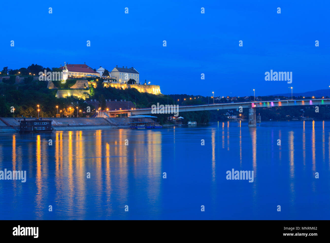 Petrovaradin Fortress e del Danubio a ora d'oro Foto Stock