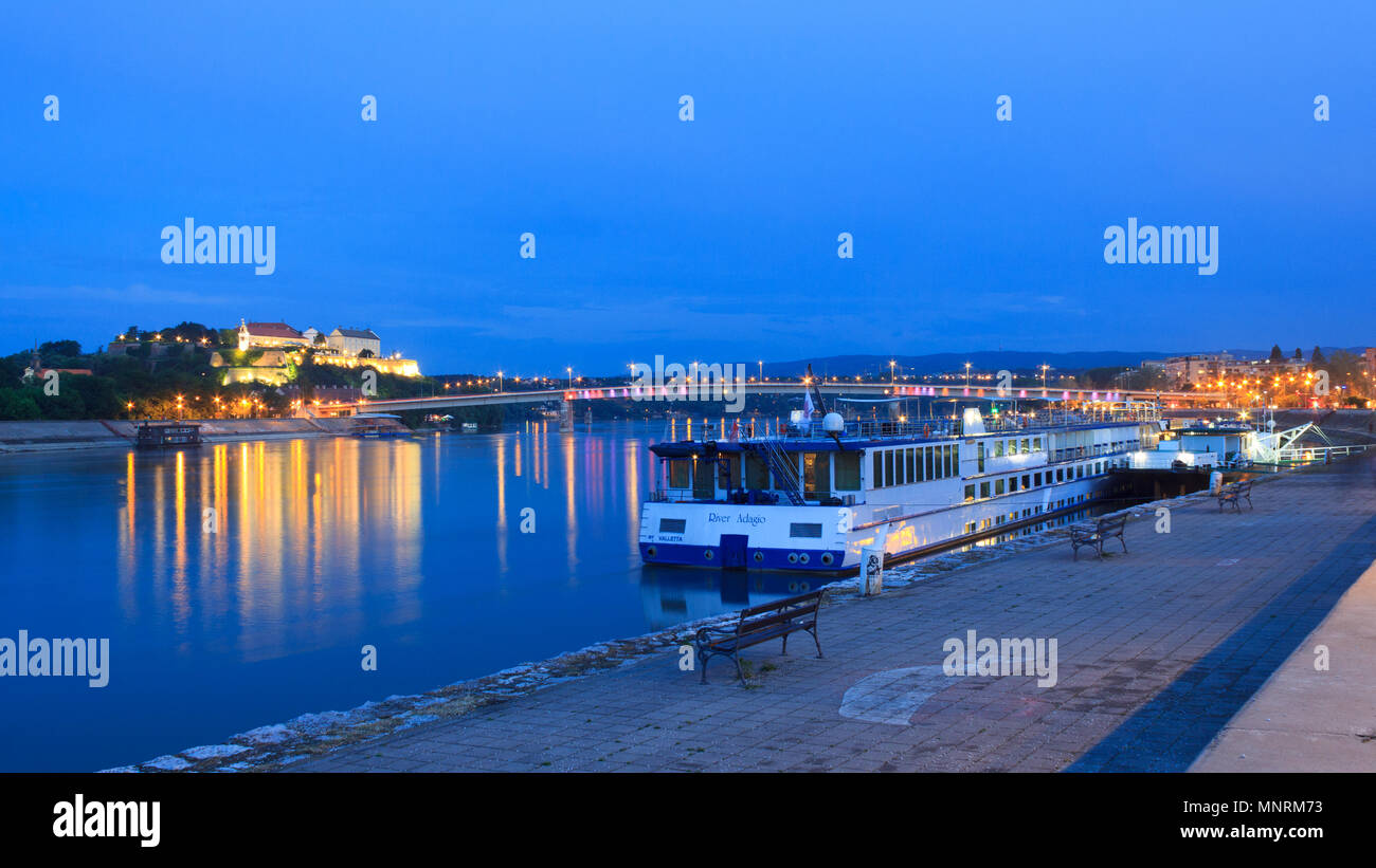 Petrovaradin Fortress e del Danubio a ora d'oro Foto Stock