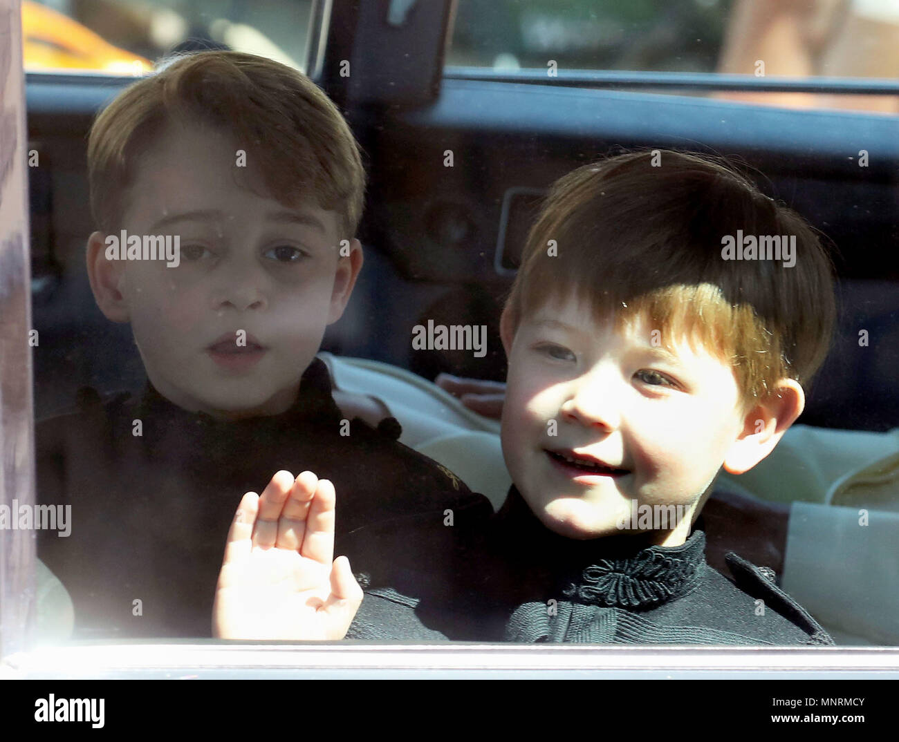 Pagina ragazzi Prince George (sinistra) e Jasper Dyer arrivare alle nozze del principe Harry e Meghan Markle presso la Cappella di San Giorgio. Nel Castello di Windsor. Foto Stock