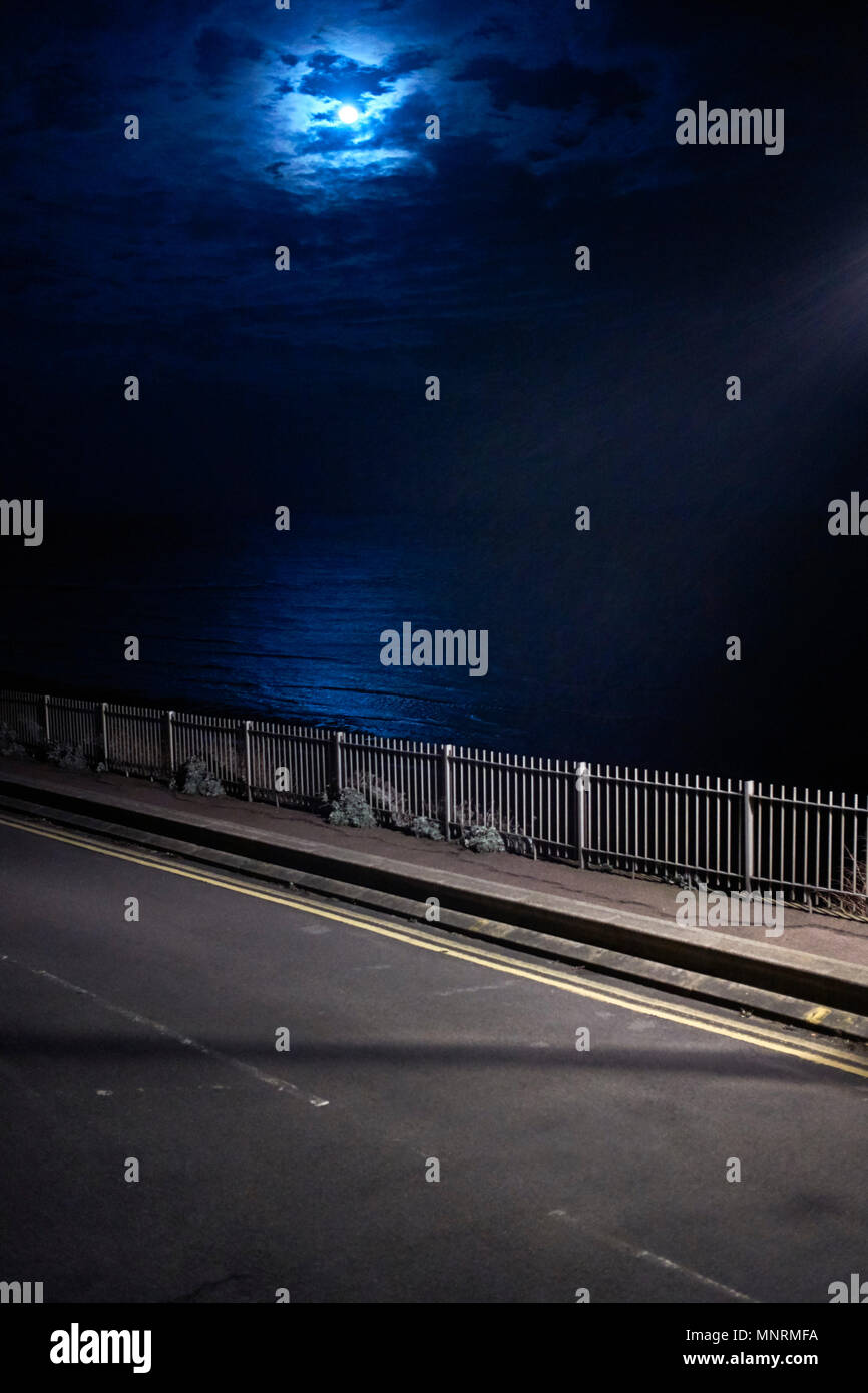 Luna piena sul mare a Ramsgate con via la luce illuminando la strada costiera Foto Stock