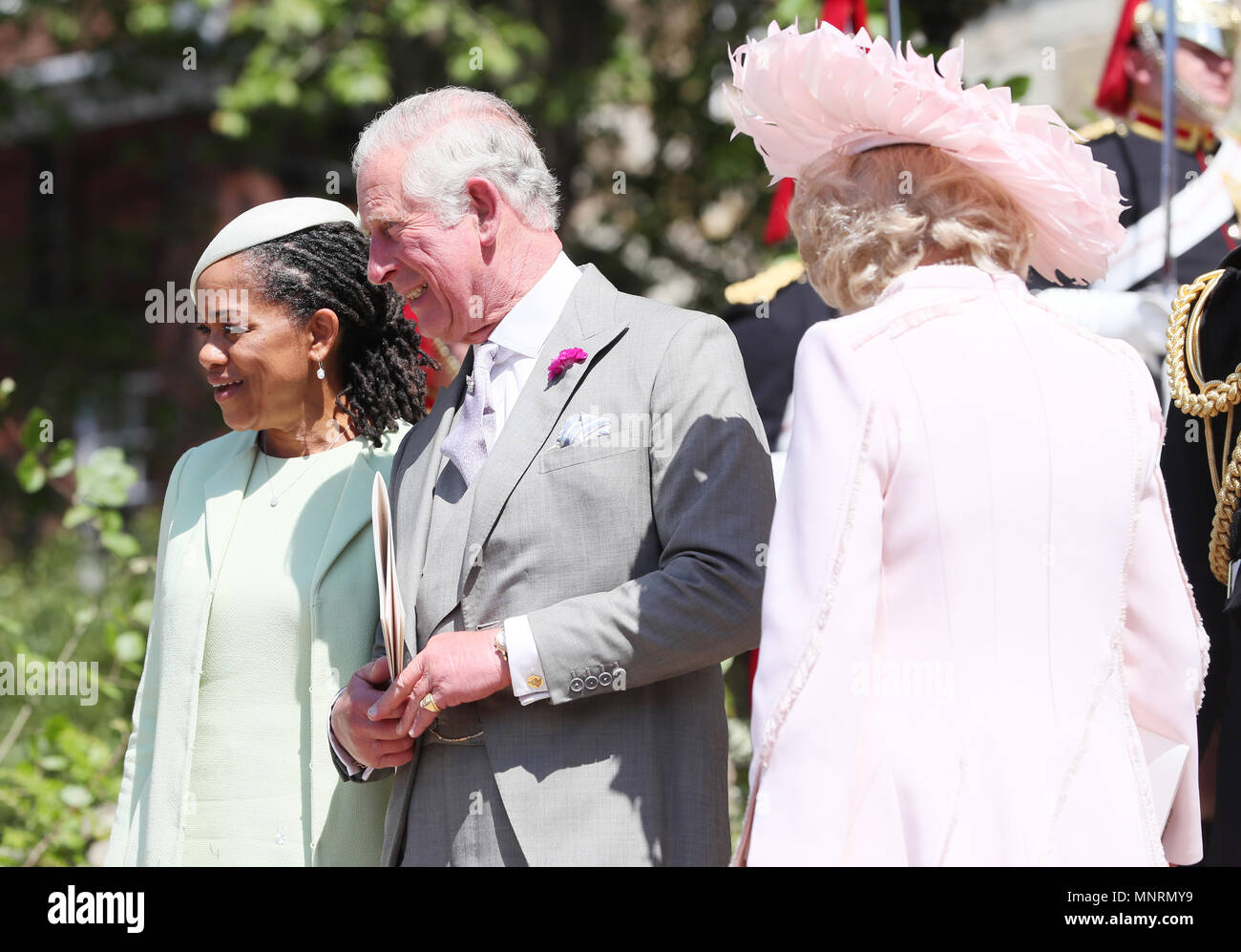 Sinistra-destra) Ragland Doria, madre della sposa, il Principe di Galles e  la duchessa di Cornovaglia a piedi verso il basso le fasi della Cappella di  St George nel Castello di Windsor dopo