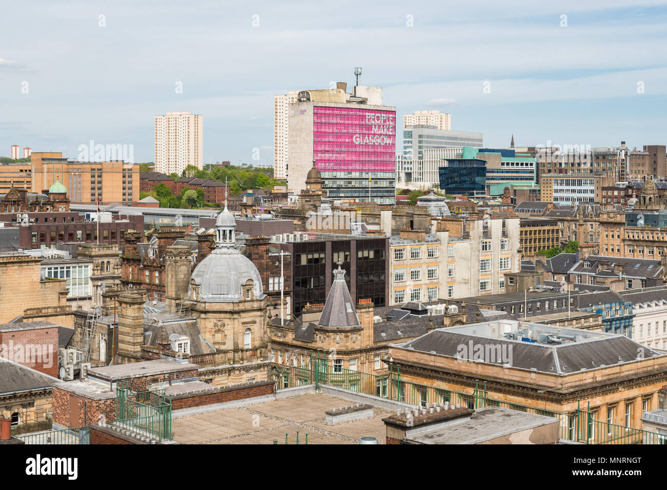 Met Tower con lo slogan 'People Make Glasgow', Glasgow, Scozia, Regno Unito Foto Stock