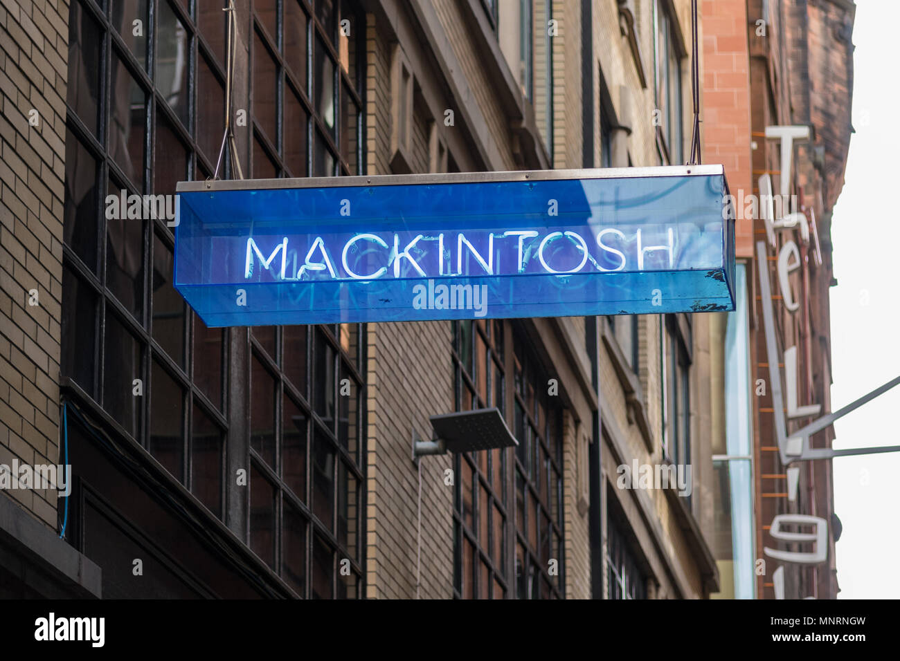 Il neon mackintosh segno che conduce al faro di Mitchell Lane, Glasgow, Scotland, Regno Unito Foto Stock