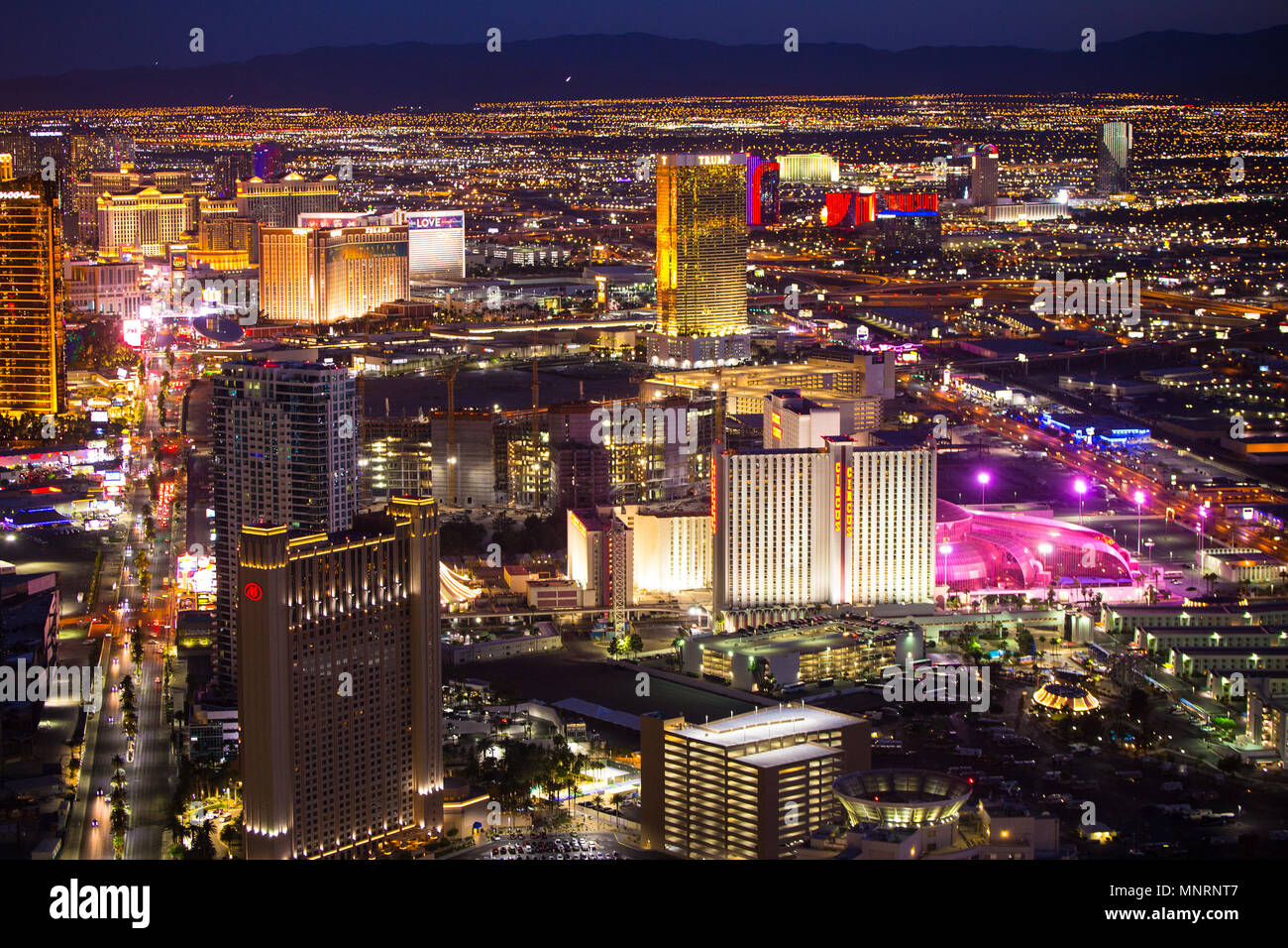 LAS VEGAS - Maggio 15, 2018: bellissimo paesaggio vista aerea in tutta Las Vegas Nevada durante la notte con le luci e molti resort di lusso degli alberghi e dei casinò in vi Foto Stock