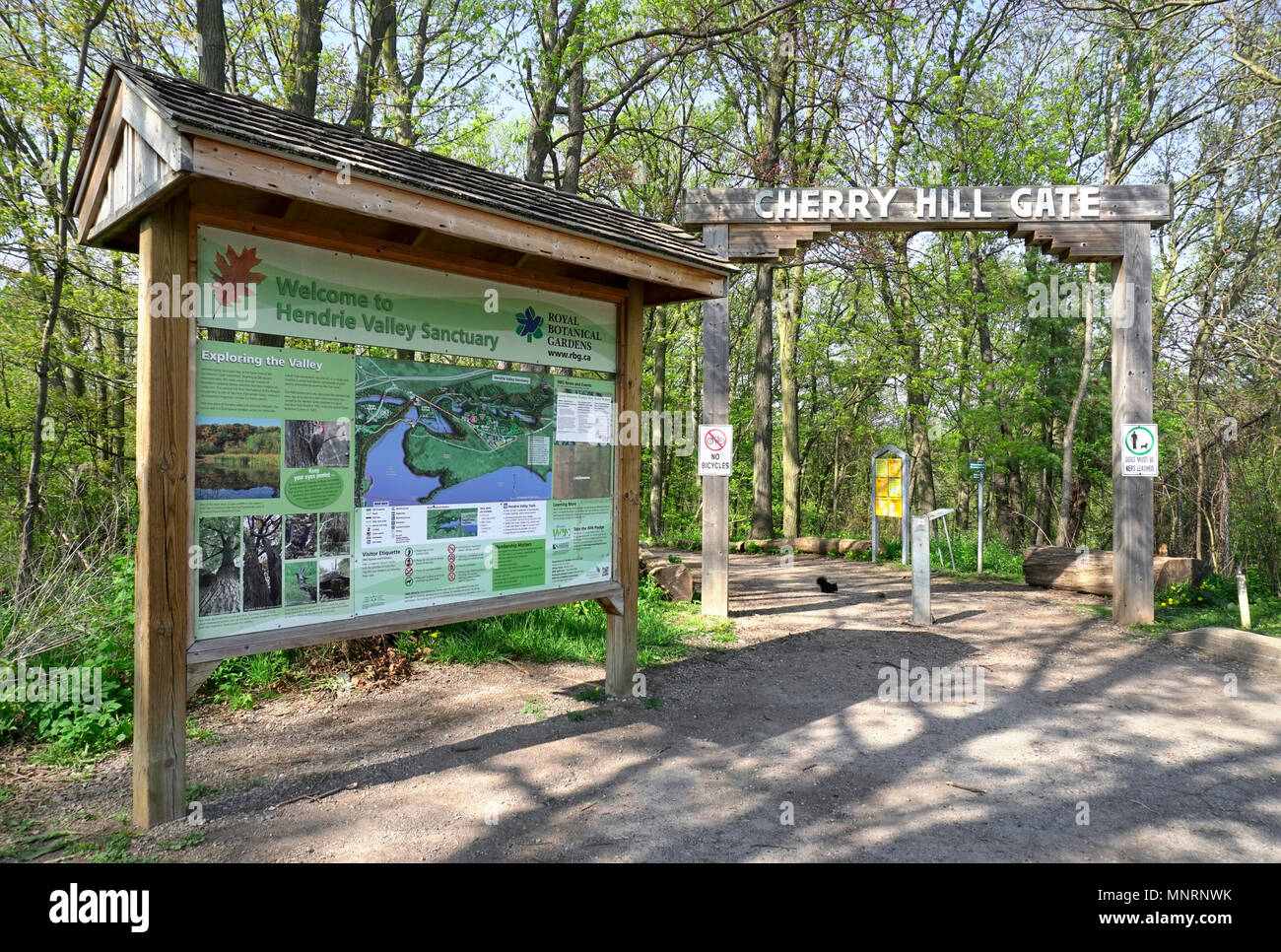 Cherry Hill Gate ingresso ai sentieri per le escursioni in Hendrie Valley Sanctuary in Royal Botanical Gardens, Burlington, Ontario, Canada. Lo scoiattolo e Scoiattolo striado Foto Stock