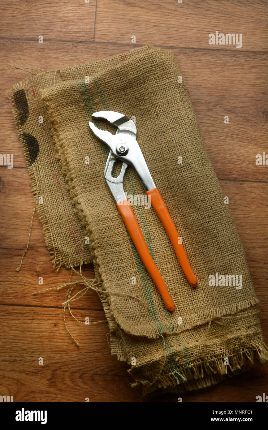Strumento di lavoro per le tubazioni sulla tela di iuta - primo piano Foto Stock