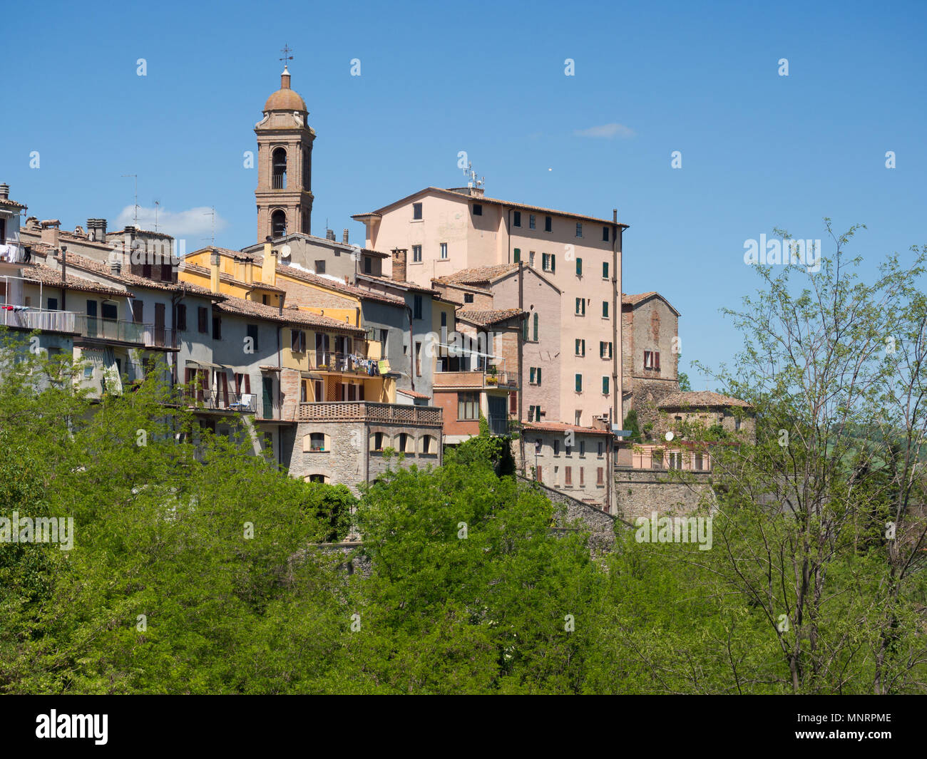 Skyline del borgo medievale di Sassocorvaro, nella provincia di Pesaro e Urbino, Italia. Foto Stock