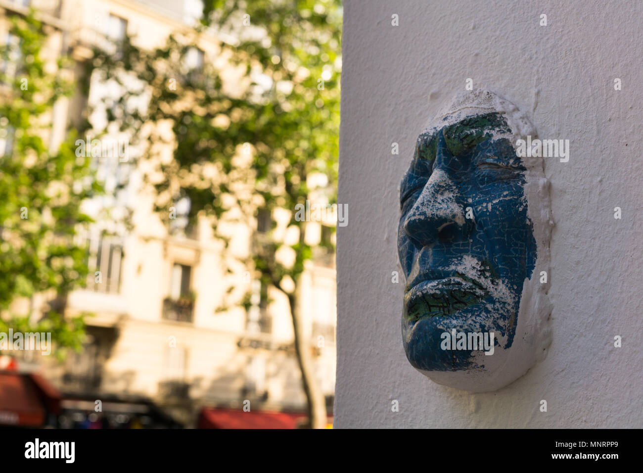 Sulla faccia della parete - arte di installazione dell'artista Parisia Gregos a Pigalle, Paris. Foto Stock