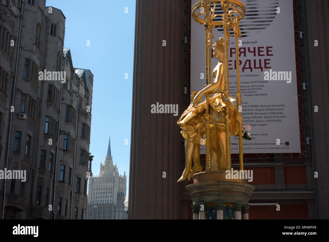 Statua della Principessa Tourandot al Teatro Vakhtangova su Arbat Street Mosca in backgraund il ministero degli affari esteri,Russia Foto Stock