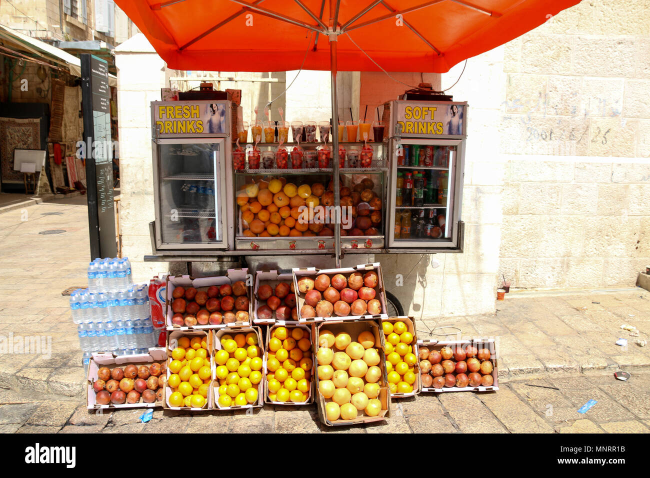 Gerusalemme, Israele - 16 Maggio 2018: vista di uno dei tanti juice bars a Gerusalemme, Israele. Foto Stock