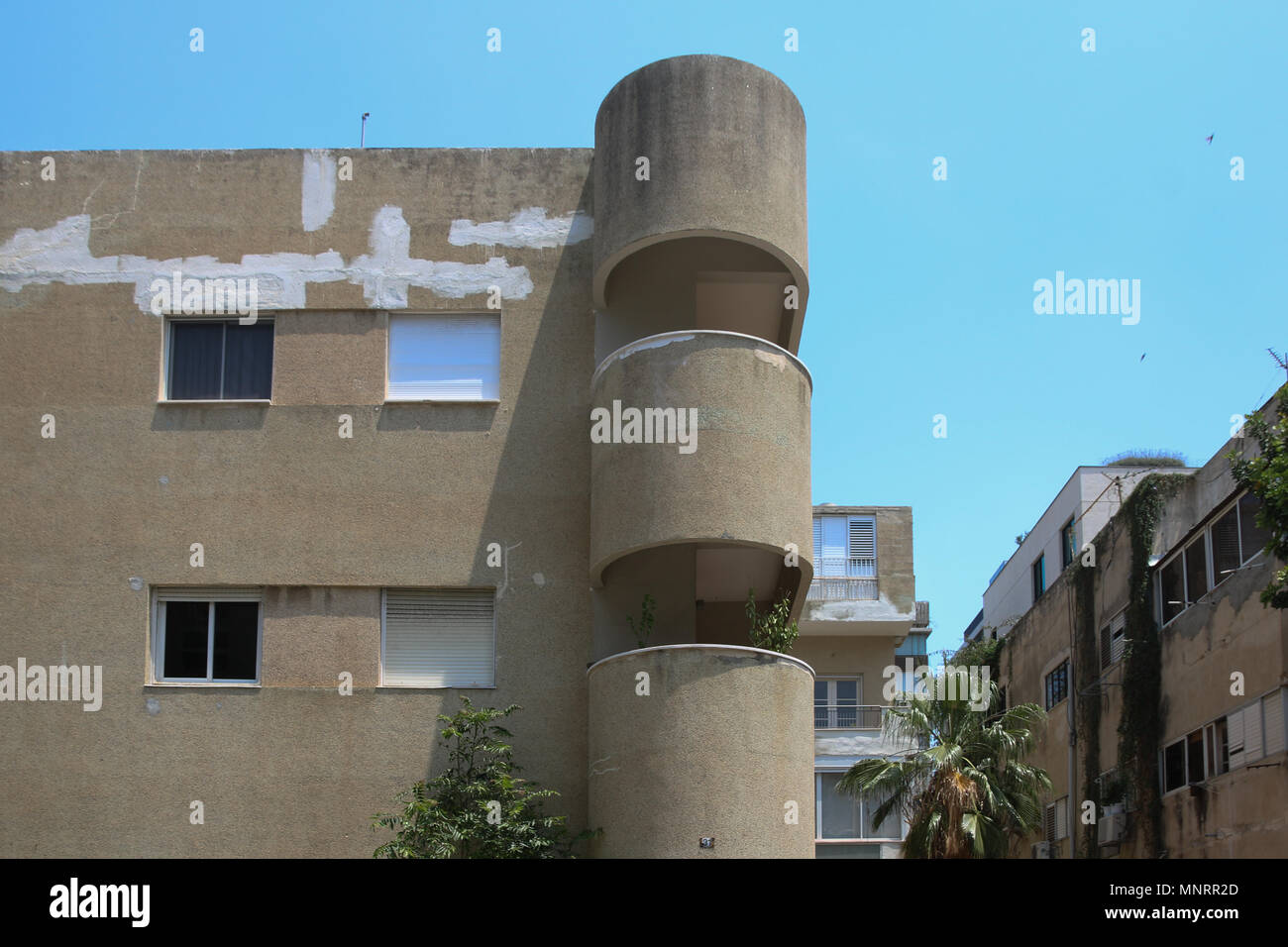 Tel Aviv, Israele - 15 Maggio 2018: la vista di uno dei 4000 edifici della  città bianca di Tel Aviv. Le case intorno nello stile Bauhaus appartengono  all'Unesco Foto stock - Alamy