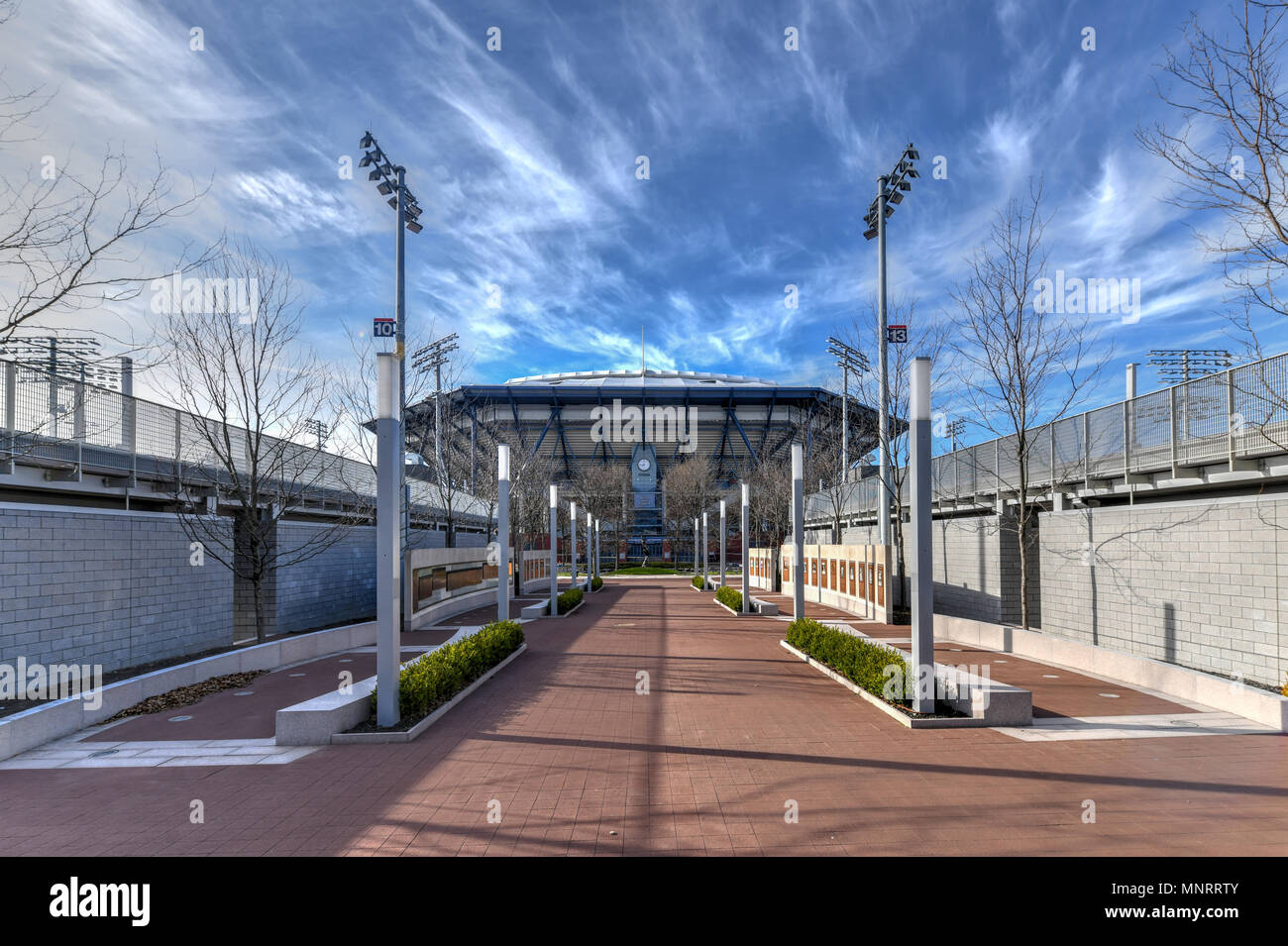 Flushing, New York - 21 Aprile 2018: Arthur Ashe Stadium a Billie Jean King National Tennis Center pronto per US Open Tournament. Foto Stock