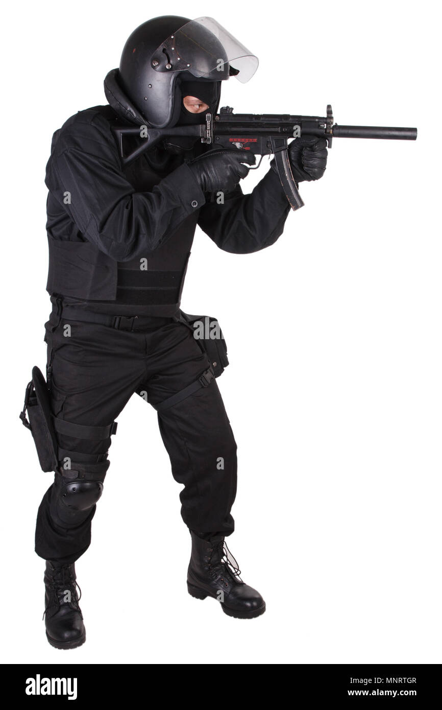 La polizia delle forze speciali officer in uniforme nera isolato su bianco  Foto stock - Alamy
