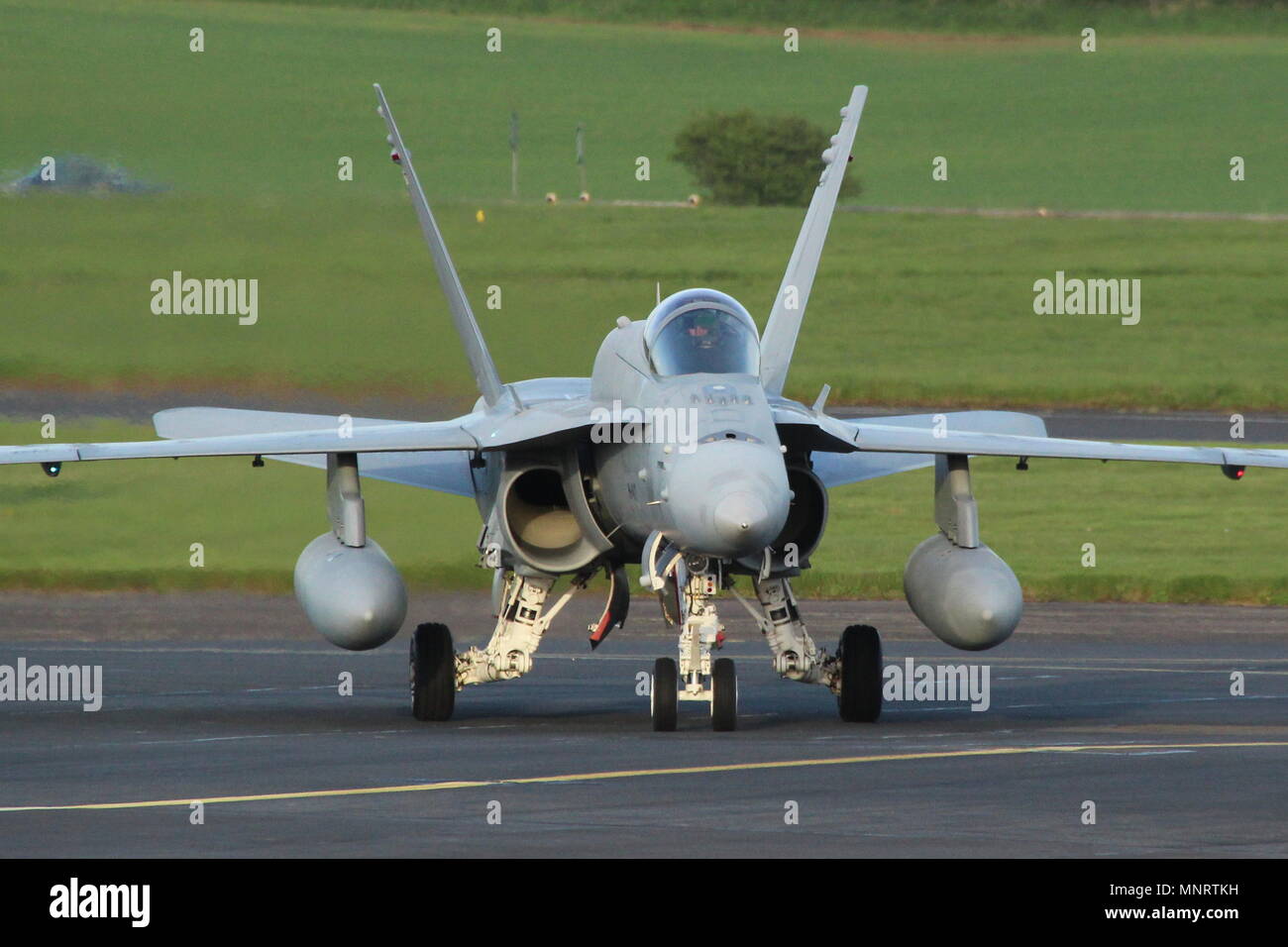 HN-410, un McDonnell Douglas F-18C Hornet azionato dal finlandese della Air Force, all'arrivo a Prestwick International Airport in Ayrshire. Foto Stock