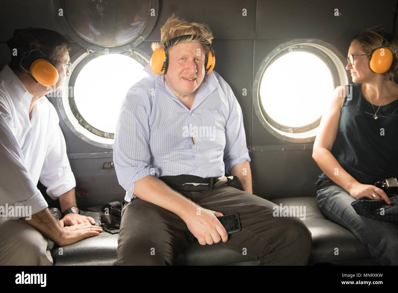 Segretario di Stato per gli affari esteri Boris Johnson a bordo di un elicottero con il suo omologo peruviano Nestor Popolizio (sinistra) durante una visita alla foresta pluviale amazzonica vicino a Iquitos in Perù. Foto Stock