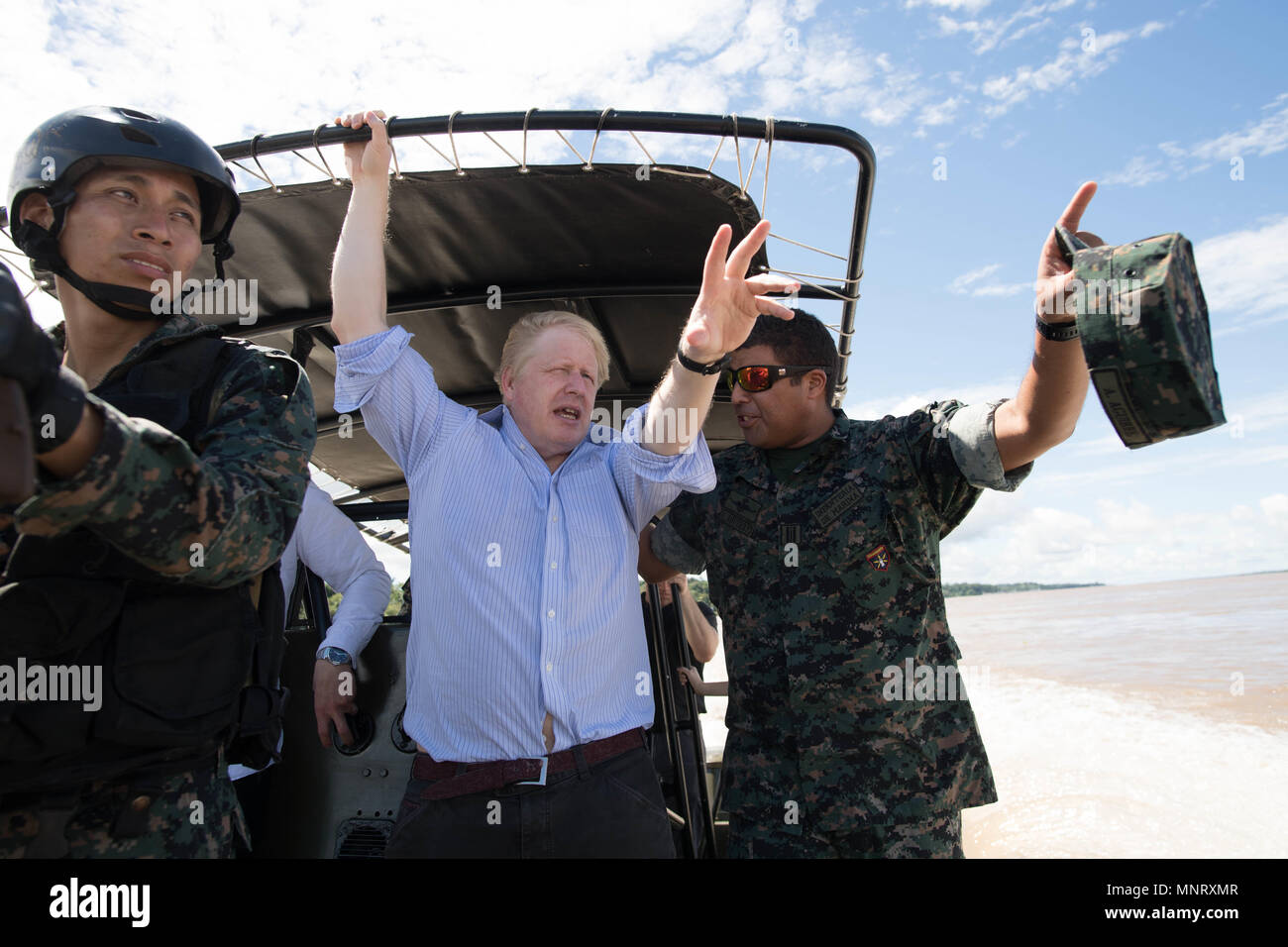 Segretario di Stato per gli affari esteri Boris Johnson corse su una pattuglia marina barca sul fiume Rio delle Amazzoni vicino a Iquitos in Perù con i membri della peruviana forze armate che stanno cercando di impedire che il traffico illegale di commercio di specie selvatiche. Foto Stock