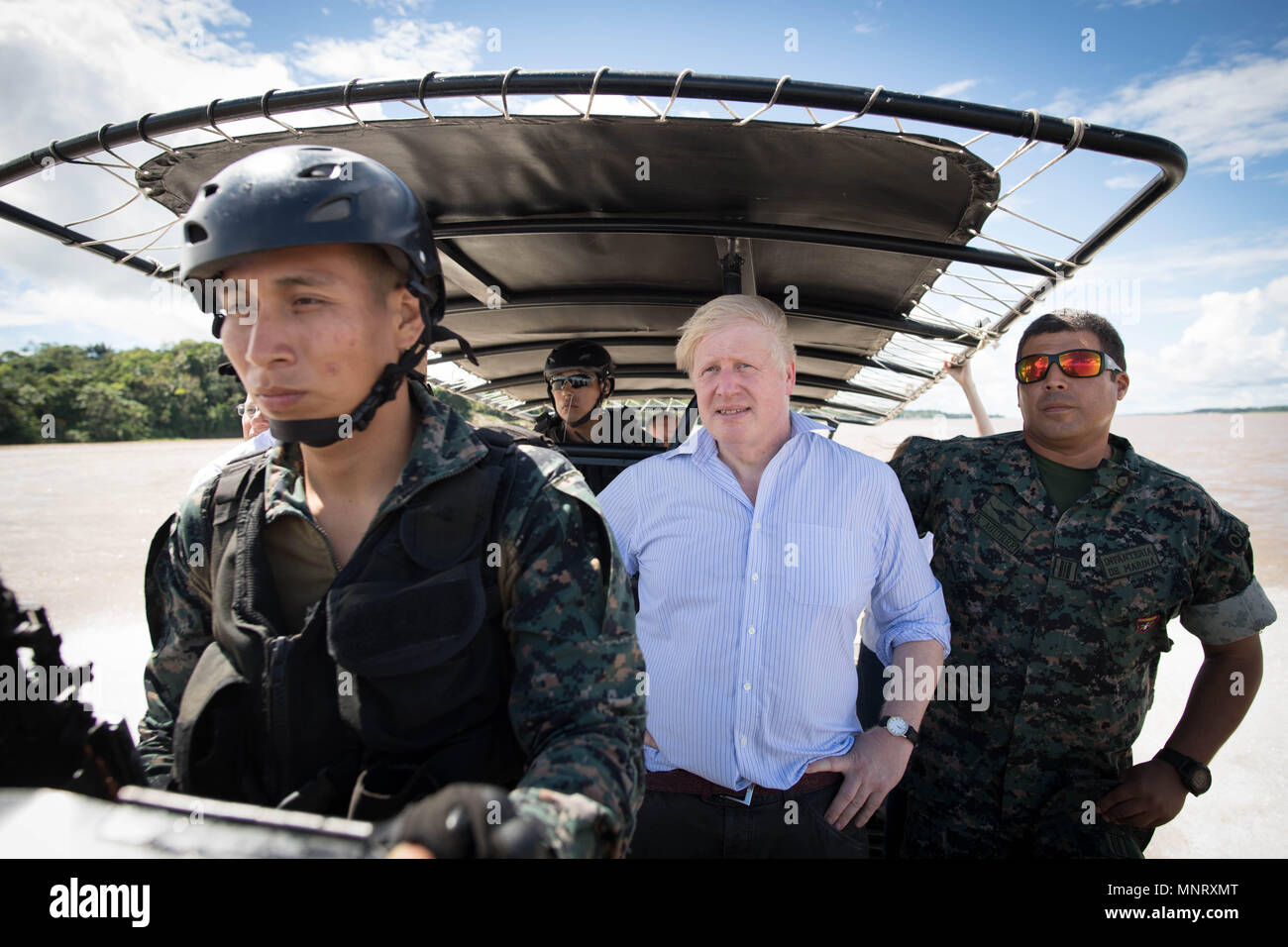 Segretario di Stato per gli affari esteri Boris Johnson corse su una pattuglia marina barca sul fiume Rio delle Amazzoni vicino a Iquitos in Perù con i membri della peruviana forze armate che stanno cercando di impedire che il traffico illegale di commercio di specie selvatiche. Foto Stock