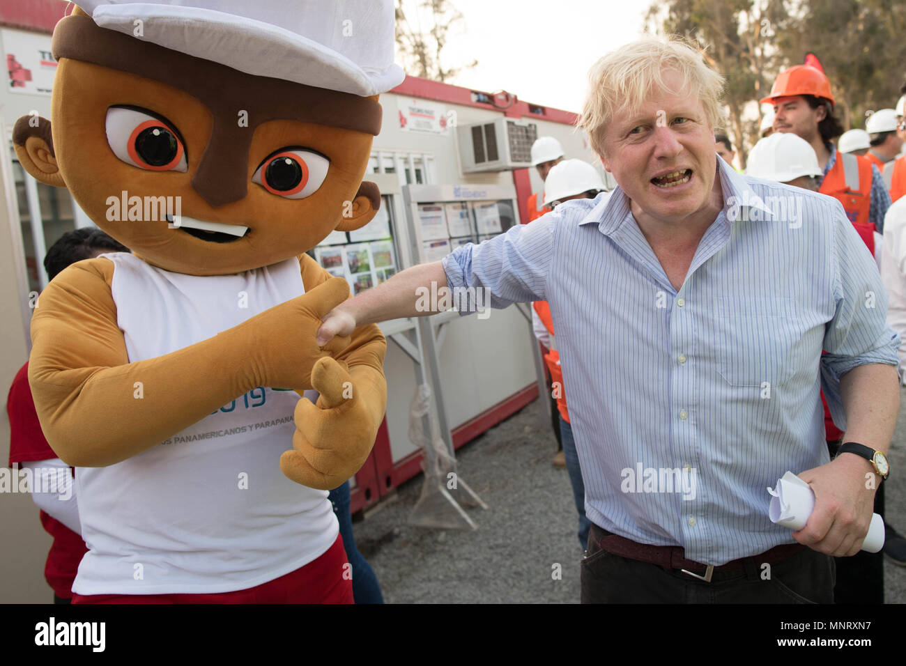 Segretario di Stato per gli affari esteri Boris Johnson incontra la mascotte del 2019 PanAmerican Games come egli visita il sito del villaggio atleti a Lima in Perù, che è costruito con assistenza da parte di British imprese di costruzione. Foto Stock