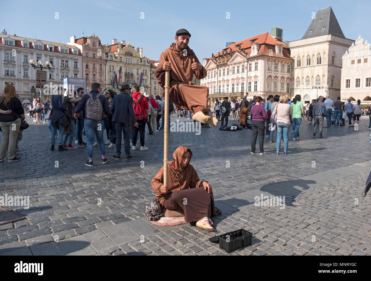 Buskers nella città vecchia sezione di Praga che compaiono a fare un atto di levitazione. Repubblica ceca. Foto Stock