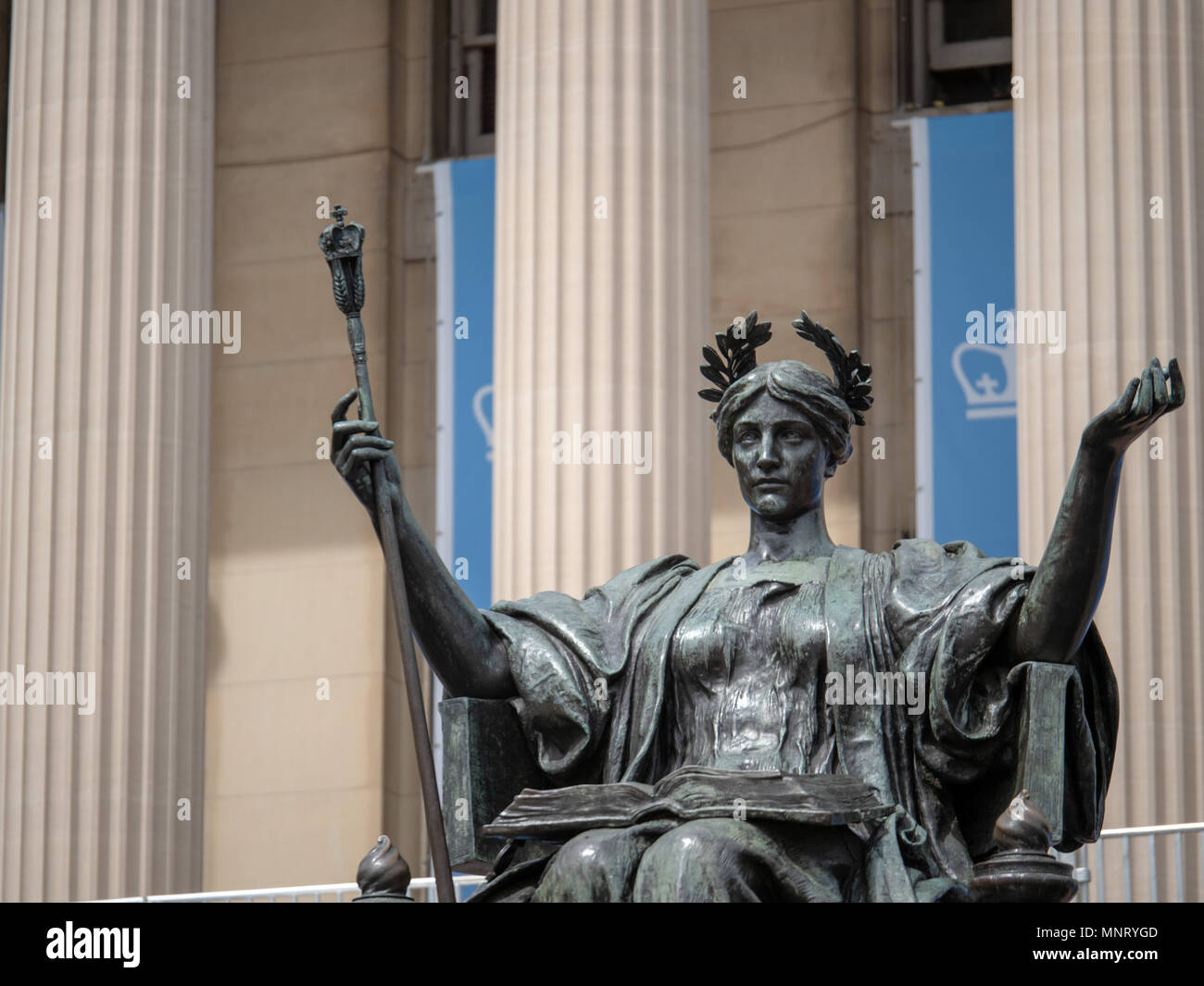 NEW YORK, NY - 11 Maggio 2018: Alma Mater statua al di fuori della Columbia University Library Foto Stock
