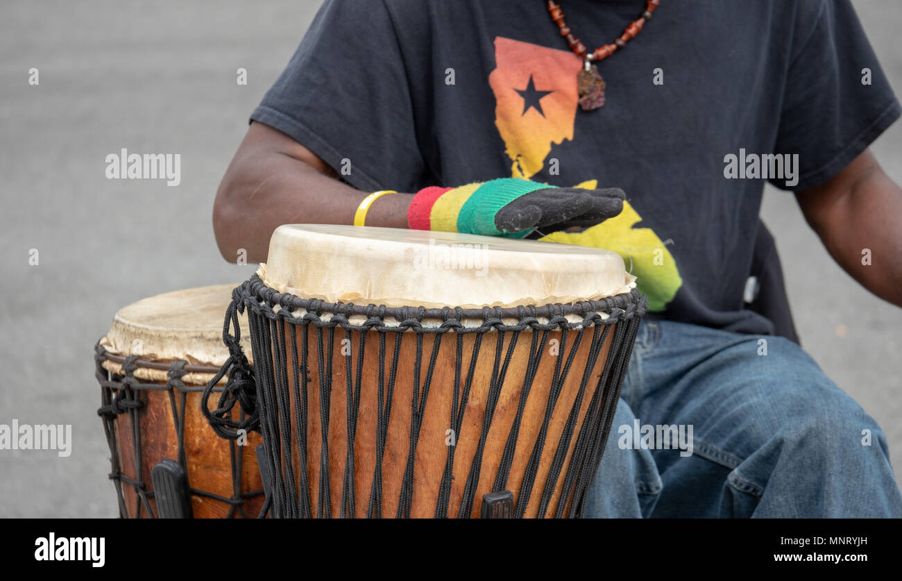 Un a tema africano batterista di tamburi a una strada al di fuori delle prestazioni Foto Stock
