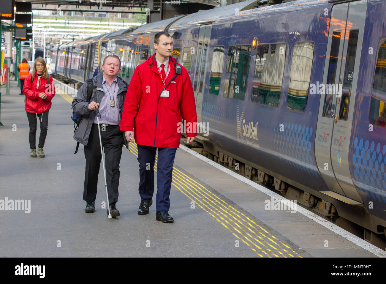 Passeggeri non vedenti utilizzando il trasporto ferroviario Foto Stock