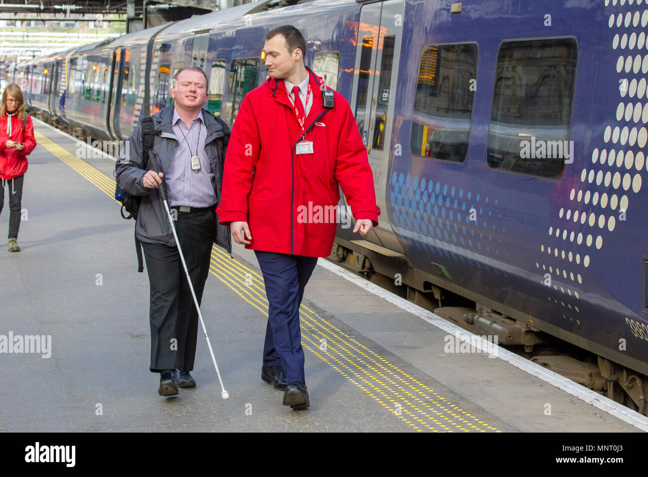 Passeggeri non vedenti utilizzando il trasporto ferroviario Foto Stock