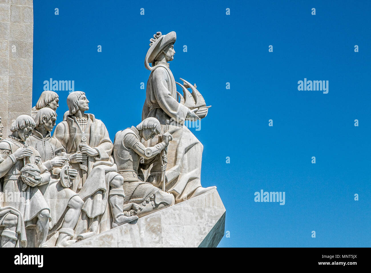 Lisbona, Portogallo, 5 Maggio 2018: Monumento alle Scoperte, raffiguranti Enrico il Navigatore e altre figure di spicco provenienti dal Portogallo l'età della scoperta Foto Stock