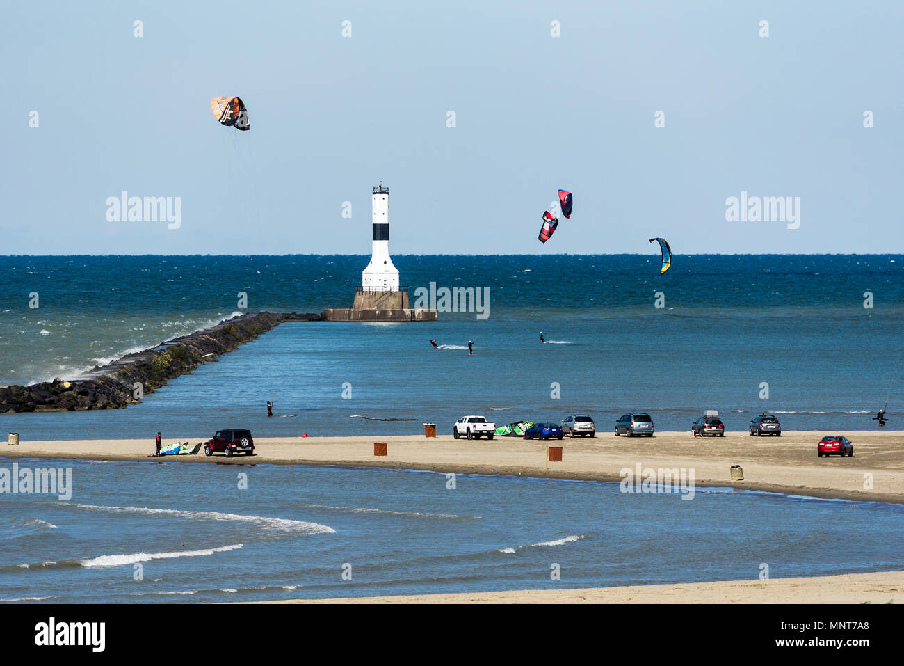 Il kitesurfing, Conneaut West frangionde faro, il Lago Erie, Conneaut, Ohio, Stati Uniti d'America. Foto Stock