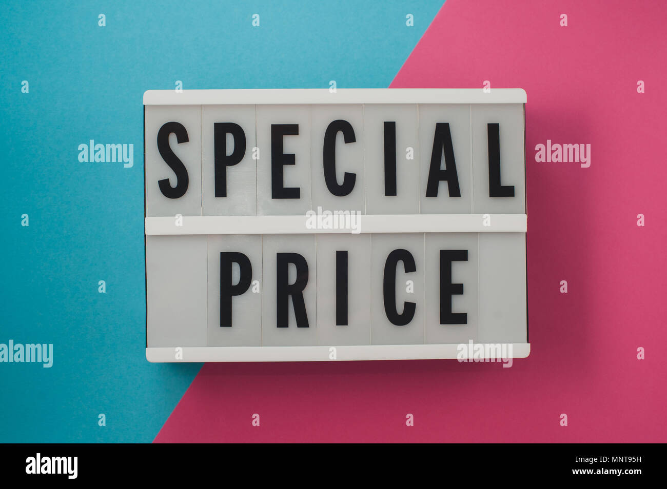 Prezzo speciale - testo su un display di blu e rosa luminoso dello sfondo. Foto Stock
