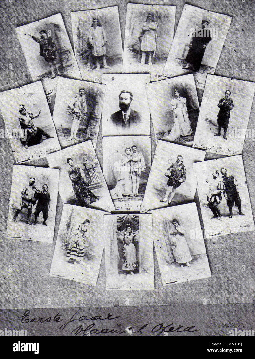 . Nederlands: De pioniers van de Vlaamse Opera op een foto uit 1894: 1e rij: Henri Fontaine; 2e rij, v.l.n.r.: Fé Derickx, Karel Berckmans, Edward Keurvels, Eugénie Safir en Bernard Tokkie; 3e rij, v.l.n.r.: Derickx en Tokkie, Safir, Safir en Berckmans, Berckmans, Derickx en Tokkie; 4e rij: Maria facendo leva (opschrift: Eerste Jaar Vlaamse Opera, op een foto van J. van Crewel, een fotograaf uit de Pelikaanstraat 48 in Antwerpen) . 26 dicembre 2013, 01:30:04. J. van Crewel 999 Pioniers van de Vlaamse Opera Foto Stock