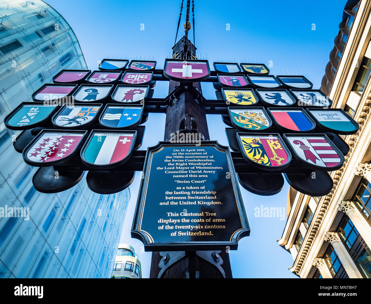 Cantone svizzero albero nel West End di Londra - Cantonali Svizzere di albero in tribunale svizzero vicino a Leicester Square, eretta 1991 come un segno del Regno Unito amicizia svizzero Foto Stock