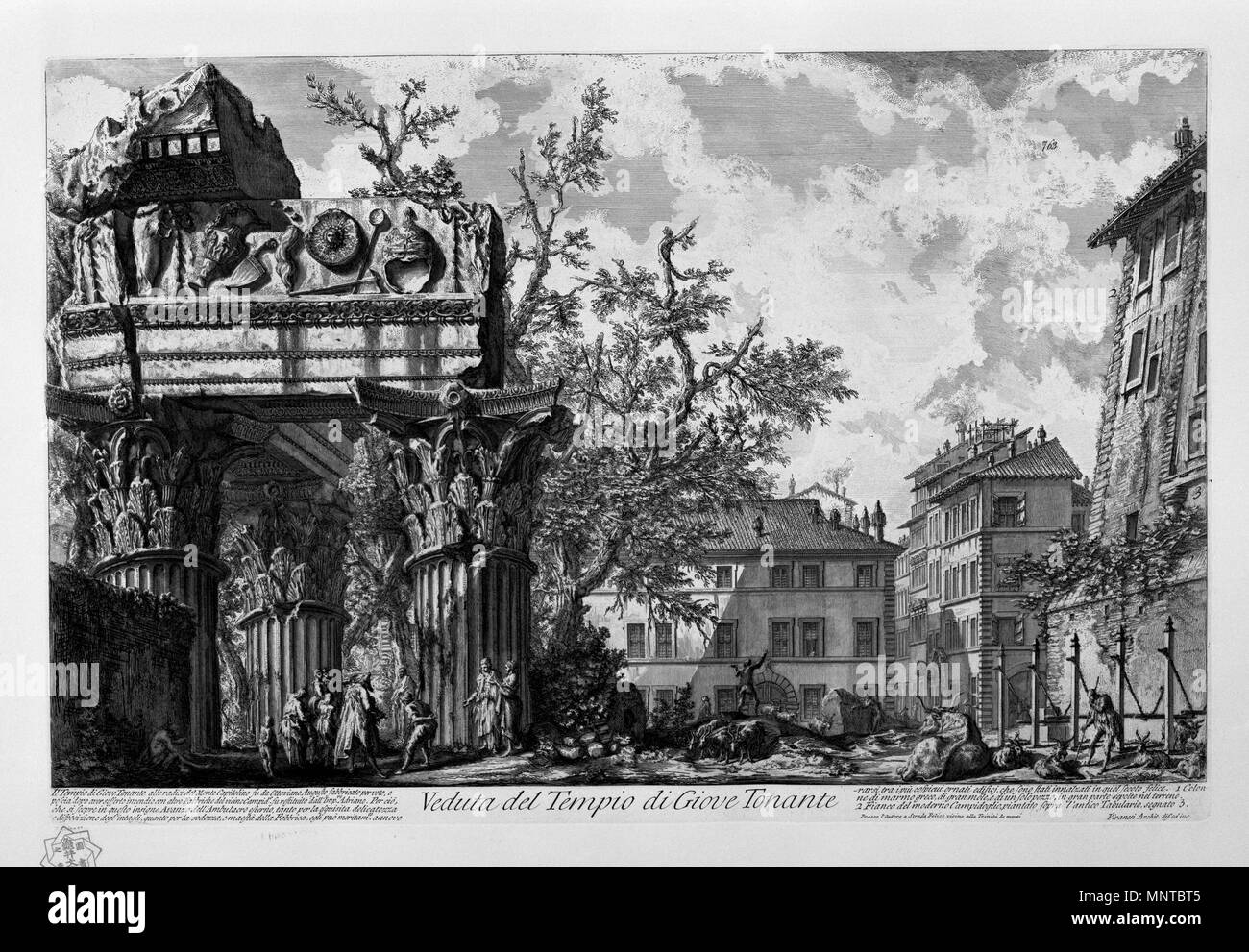 Italiano: Veduta del Tempio di Giove tonante. Il Tempio di Giove tonante alle radici del Monte Capitolino fu da Ottaviano Augusto fabbricato per voto, e poscia dopo aver sofferto incendio con altre fabbriche del vicino Campid.o fu restituito dall'Imp.re Adriano. Per ciò che si scopre in questo insigne avanzo dell' Ambulacro esterno, tanto per la delicatezza esquisita e disposizione degl'intagli, quanto per la sodezza, e maestà della Fabbrica, egli pu ò meritam.t annoverarsi tra i più cospicui ornati edificj, che sono stati innalzati in quel secolo felice. 1. Colonne di marmo greco, di gran mol Foto Stock