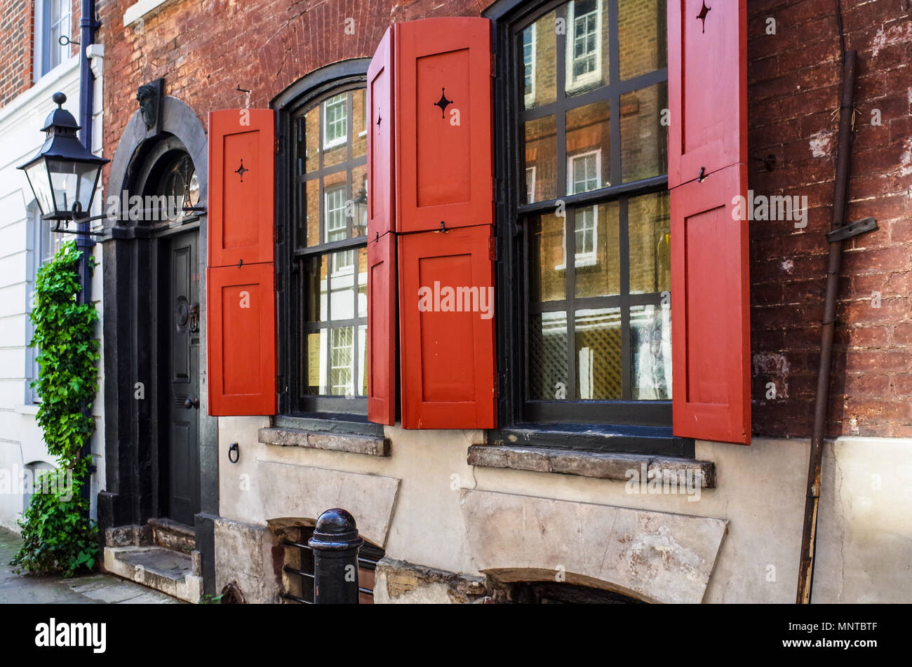 Dennis taglia House Spitalfields London una conservata casa Huguenot a 18 Folgate Street nella zona est di Londra, dove le famiglie di tessitori di seta ha vissuto dal 1724 Foto Stock