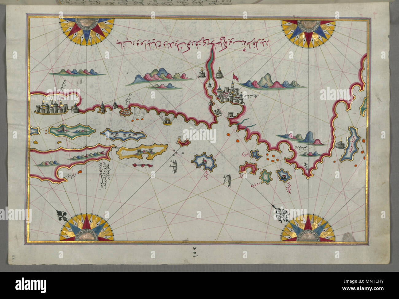 Piri Reis (Turco, 1465-1555). "Foglia dal libro sulla navigazione,' XVII - XVIII secolo. inchiostro, vernice e oro su carta. Walters Art Museum (W.658.158A): acquistato da Henry Walters. W.658.158un 1003 Piri Reis - Mappa del litorale e le isole tra Sebenico e Zara - Walters W658158A - Pagina completa Foto Stock