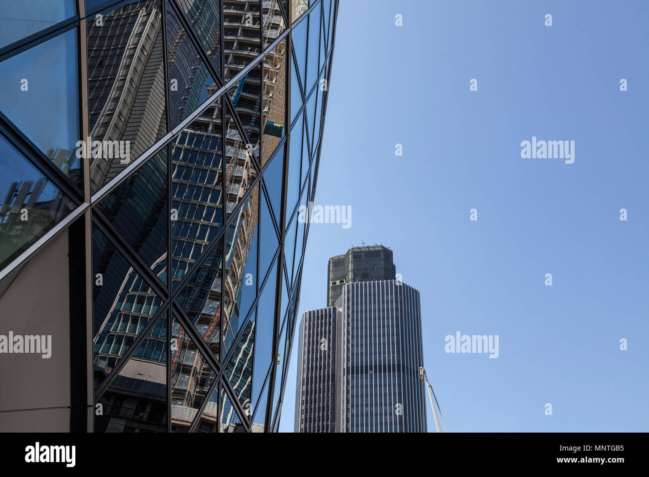 Il Gherkin edificio con torre 42, originariamente la Natwest Tower, in background in Londra Foto Stock